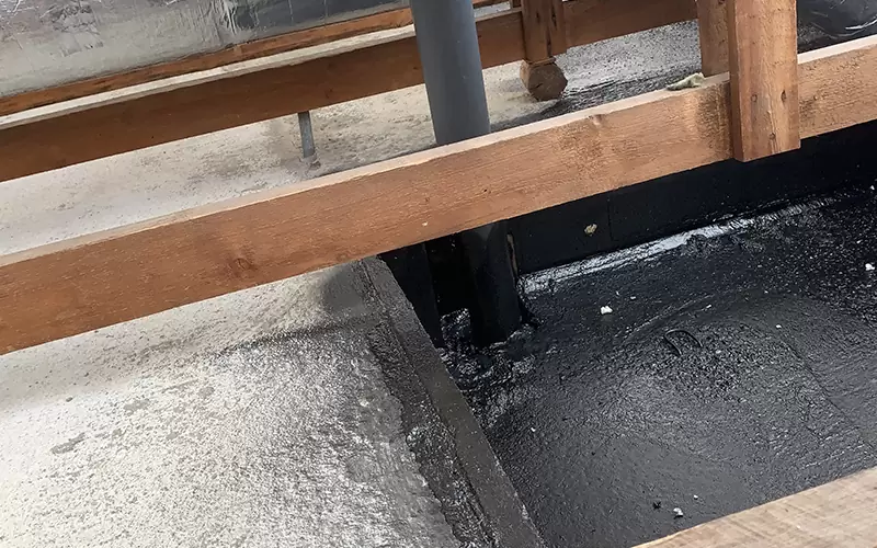 Alpha reference 1 Niveaudelt loft sprayet med flydende dampspærre