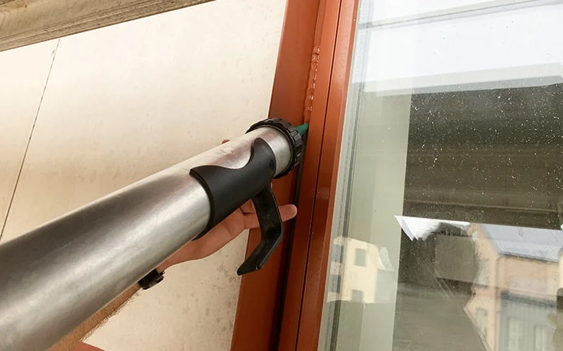 Fugning af vinduer med urban teglrød fugemasse