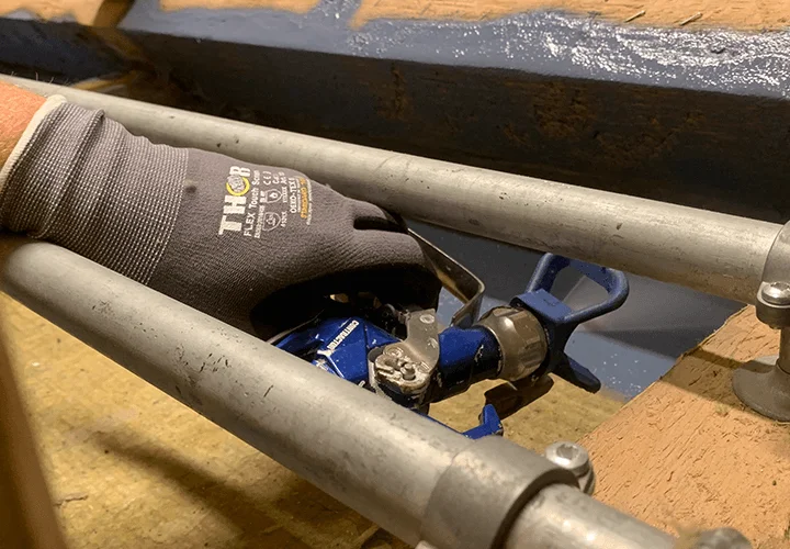 720-x-500-AIRBLOCK-Spray-under-roer Ljungdahl AIRBLOCK Spray Flydende dampspærre ved rør