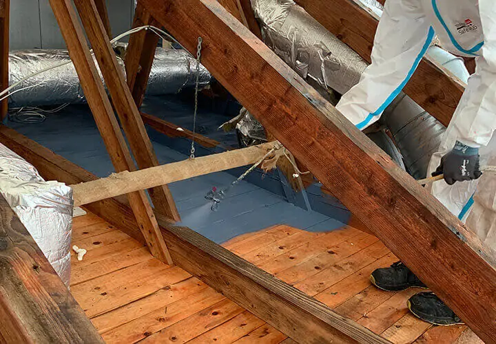 Montage af flydende dampspærre omkring træspær ved loftrenovering