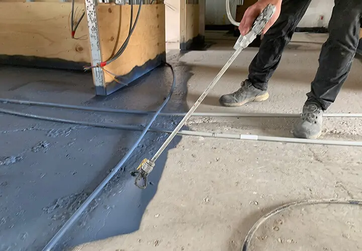 Montage af flydende dampspærre ved betongulv