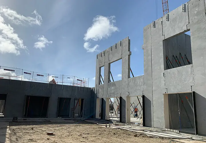 Rå facade byggeri med lysninger