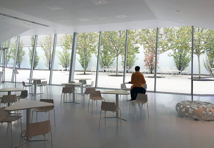 Mand ved bord i kantine