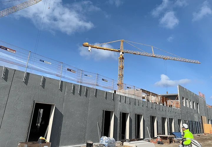 Byggeplads med råhus og kran