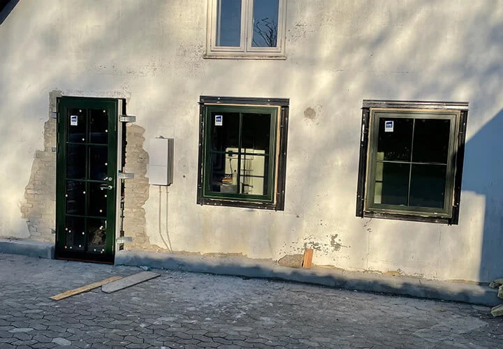 Ljungdahl OUTFRAME Vinduesfals med monterede vinduer i renovering