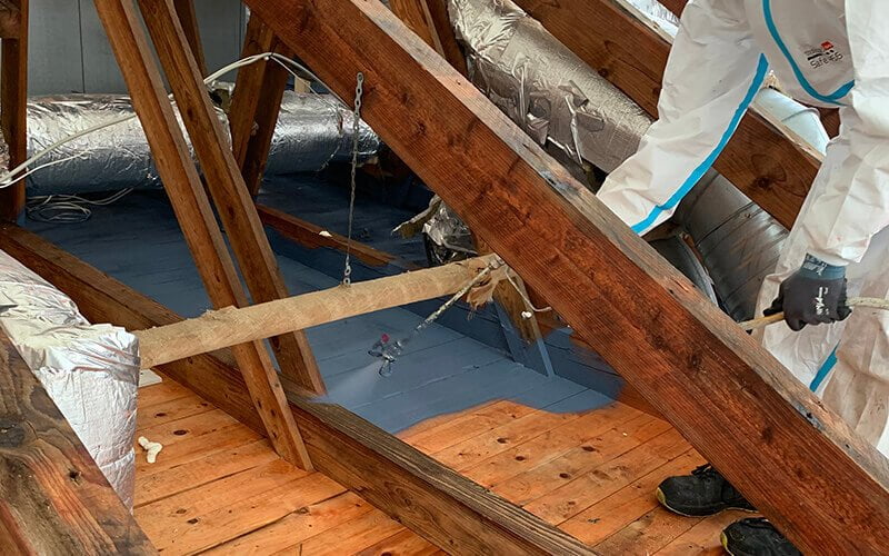 800 x 500 AIRBLOCK Mand sprayer flydende dampspærre på loft