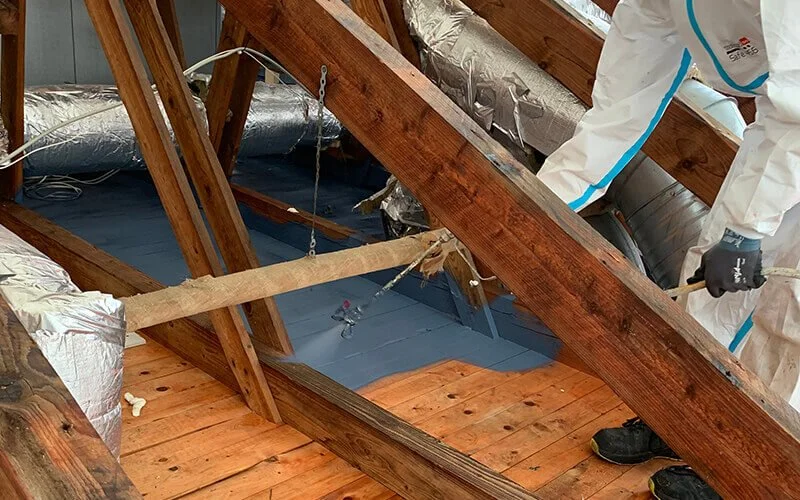 Mand sprayer flydende dampspærre på loft