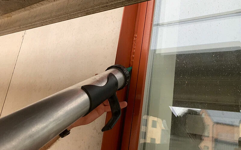 Fugning af vinduer med MS 20 Urban Teglrød - reference Munks Fugeservice