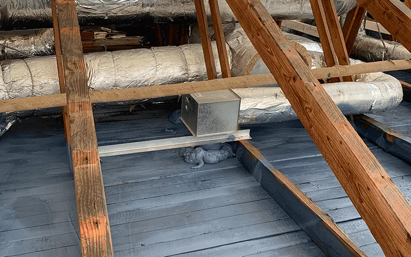AIRBLOCk Flydende dampspærre ved renovering af loft med mange rør og kabler - reference - TT Tømrer