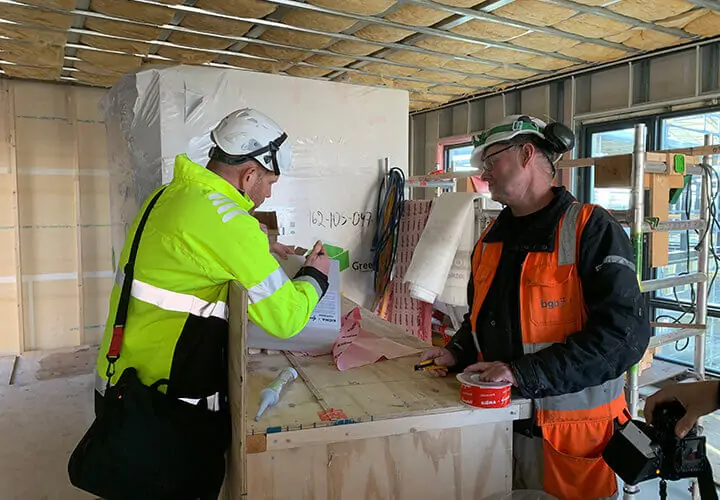720 x 500 Tæthedsløsninger Rådgiver og håndværker diskuterer tætningsløsning