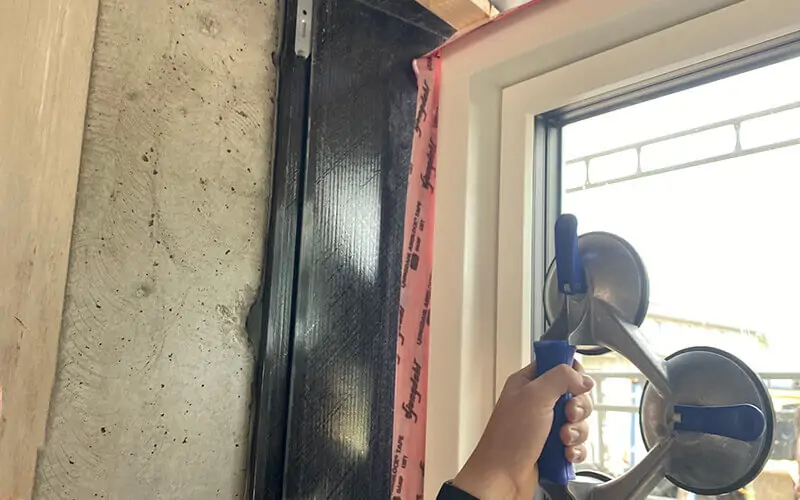 800 x 500 Fredbrog_Outframe_5 Vindue monteret med Ljungdahl AIRBLOCK tape i OUTFRAME Vinduesfals